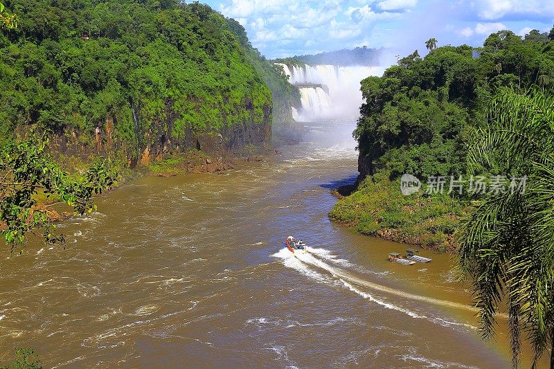 令人印象深刻的伊瓜苏瀑布和机动船探险探险在阿根廷一侧，戏剧性的美丽景观-田园魔鬼的喉咙-巴西Foz do Iguacu，巴拉那，伊瓜苏港，米塞内斯和巴拉圭的国际边界-南美